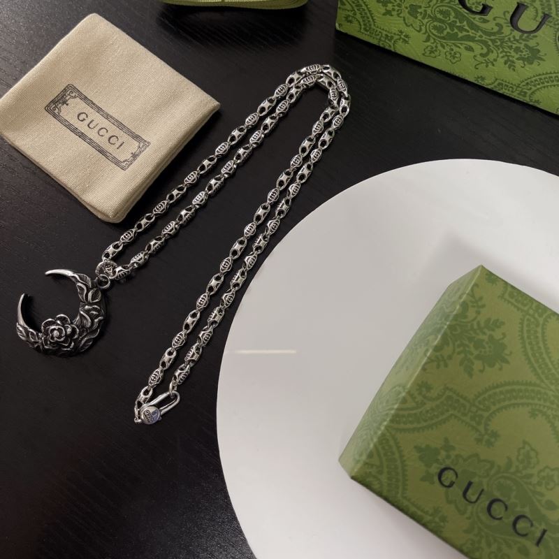 G*u*i necklaces